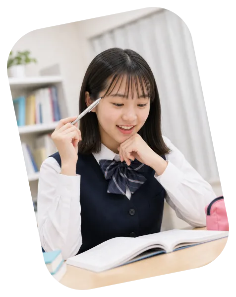 机に向かって集中して学習する生徒