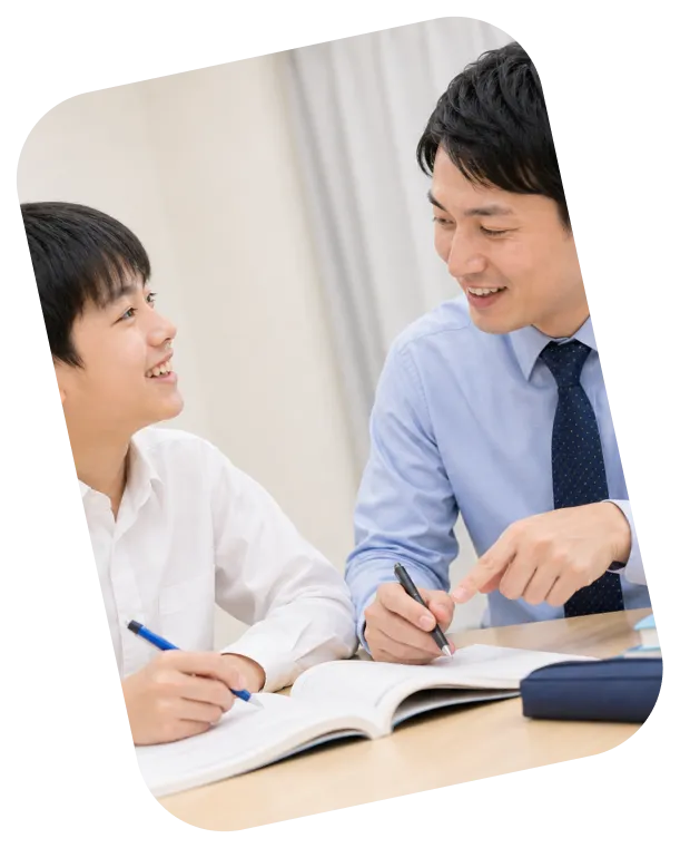 先生が生徒の隣で丁寧に指導する様子